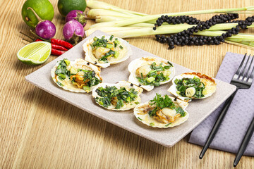 Grilled scallops with green onion