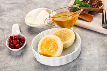 Roasted cheesecakes - Syrniki with honey