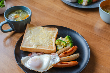 チーズトーストと目玉焼きの洋朝食プレート