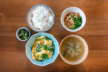 和朝食セット卵とじ納豆と味噌汁