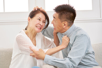 Fototapeta premium 夫婦 喧嘩するシニア夫婦 リビング