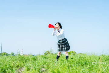 メガホンを持って応援する高校生