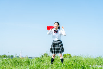 メガホンを持って応援する高校生