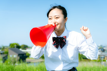 メガホンを持って応援する高校生