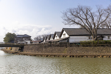 新井田川対岸からの山居倉庫