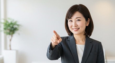 指差しするアジア人女性、AI