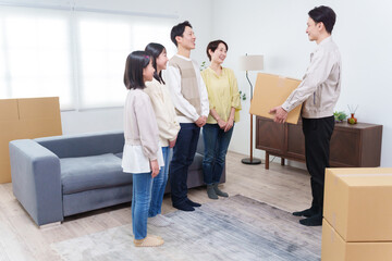 Fototapeta premium 引越し業者と家族