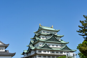 快晴の空に映える名古屋城天守閣