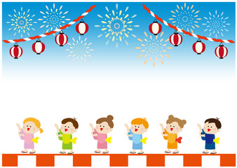 お祭りで盆踊りを楽しむ子供たちと花火の背景
