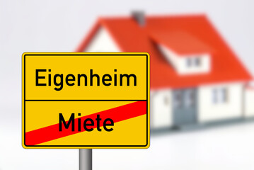 Modernes Haus und ein gelber Schild Ende Miete Anfang Eigenheim