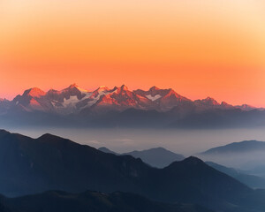 Obraz premium High-resolution image of a majestic mountain range at sunrise