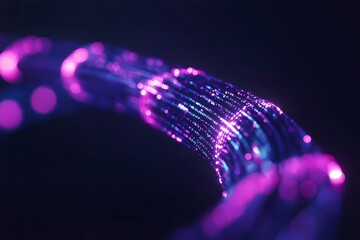 紫色の光ファイバーケーブルが点灯した抽象的な背景 ネットワークテクノロジーと高速インターネット接続を示す 未来的な通信デザイン