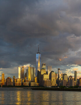 Fototapeta New York City skyline on sunset. Cityscape of Manhattan in USA.