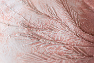 textura bajo relieve de plantas pintado rústicamente en tono palo de rosa pastel