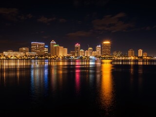 Obraz premium Sarasota Bay at Night - Majestic Skyline Silhouette