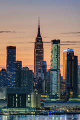 Obraz premium The skyline of Midtown Manhattan in New York with the famous Empire State Building before sunrise