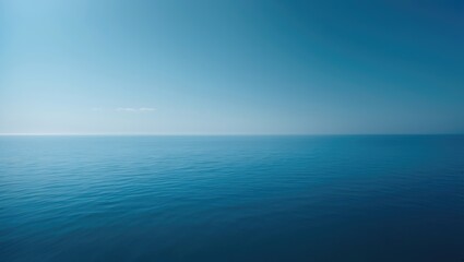 Obraz premium Calm water and sky blending at the blue horizon