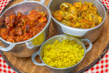 Plats créoles dans de petites marmites 