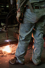 鉄を溶断する職人の男性　町工場　加工　切断