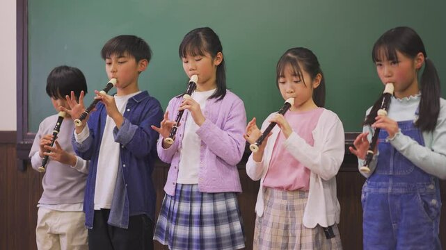 リコーダーを吹く小学生