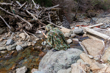 迷彩模様のギリースーツを着て撮影する私。
新緑が美しい。
神奈川県清川村、早戸川林道-2025年
