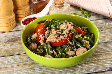 Salad with canned tuna and beans