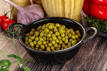 Sweet young canned green peas