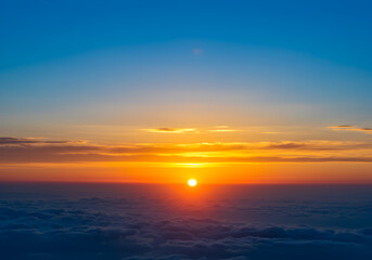 Obraz premium Golden Sunset Over White Clouds and Blue Sky Horizon View