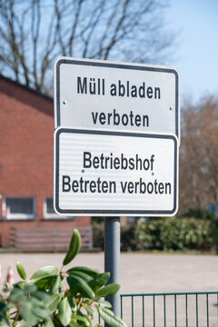 Verbots -Schild am Betriebshof eines Friedhofes 