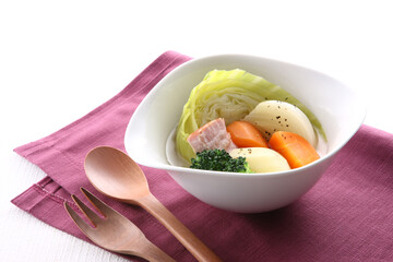 白い器に盛ったポトフ