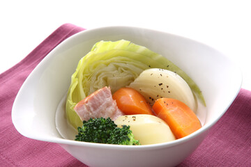 白い器に盛ったポトフ