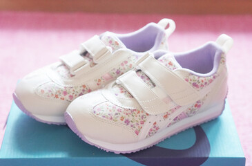 白と薄紫色の花柄で可愛らしい素敵なスニーカー。