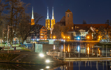 Fototapeta premium Cathedral of St. John the Baptist and Tumski Bridge in Wrocław at night