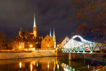 Obraz premium Cathedral of St. John the Baptist and Tumski Bridge in Wrocław at night