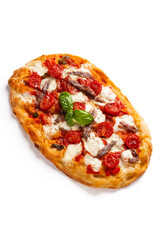 Pinsa romana intera condita con mozzarella, pomodorini e acciughe, isolata su fondo bianco 