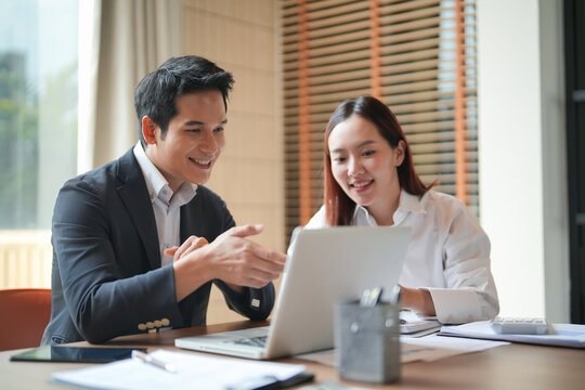 mentor teaching trainee for business skill or career development.