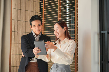 mentor teaching trainee for business skill or career development.