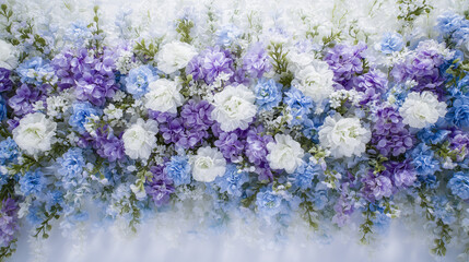 青と紫と白の花が美しく咲き敷き詰められたフラワーウォール背景