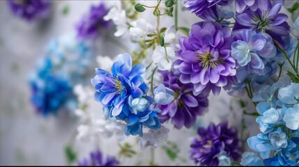 青と紫と白の花が美しく咲き敷き詰められたフラワーウォール背景