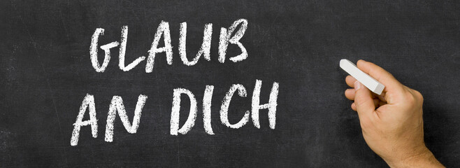  Text auf Tafel - Glaub an dich