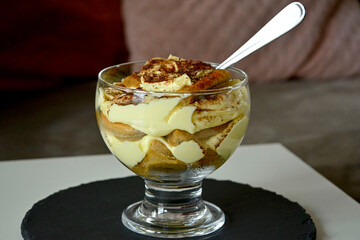 tiramisu w szkalnym pucharku z łyżeczką, włoski deser tiramisu, Italian dessert Tiramisu in a Glass Jar, Tiramisu in glass dessert cup