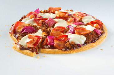 Pizza mit Hackfleisch Bacon und roter Zwiebel mit Slice, italien, isoliert, Slice, 