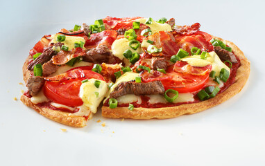 Pizza mit RInderfilet Tomaten Fruelingszwiebeln und Kaese mit Slice auf weissem Fond, italien, Tomaten, isoliert, 