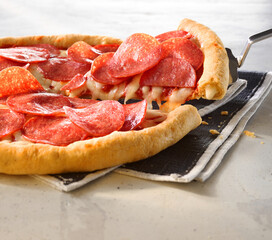 Pizza Salami auf dunkler Serviette, Pizza, salami, käse im rand, Italien, 