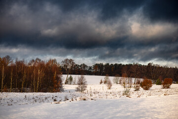 Zamarznięte ośnieżone pole. Pomorze zachodnie
