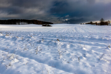 Zamarznięte ośnieżone pole. Pomorze zachodnie