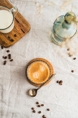 Taza de café con leche con tabla de madera