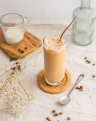 Vaso de cristal con café con leche 
