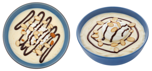 Vanillepudding mit Schokosoße, Sahne und Mandeln in blauer Schüssel serviert, isoliert auf weißem Hintergrund