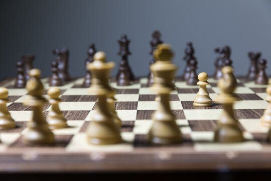 Pedone del gioco degli scacchi su scacchiera 